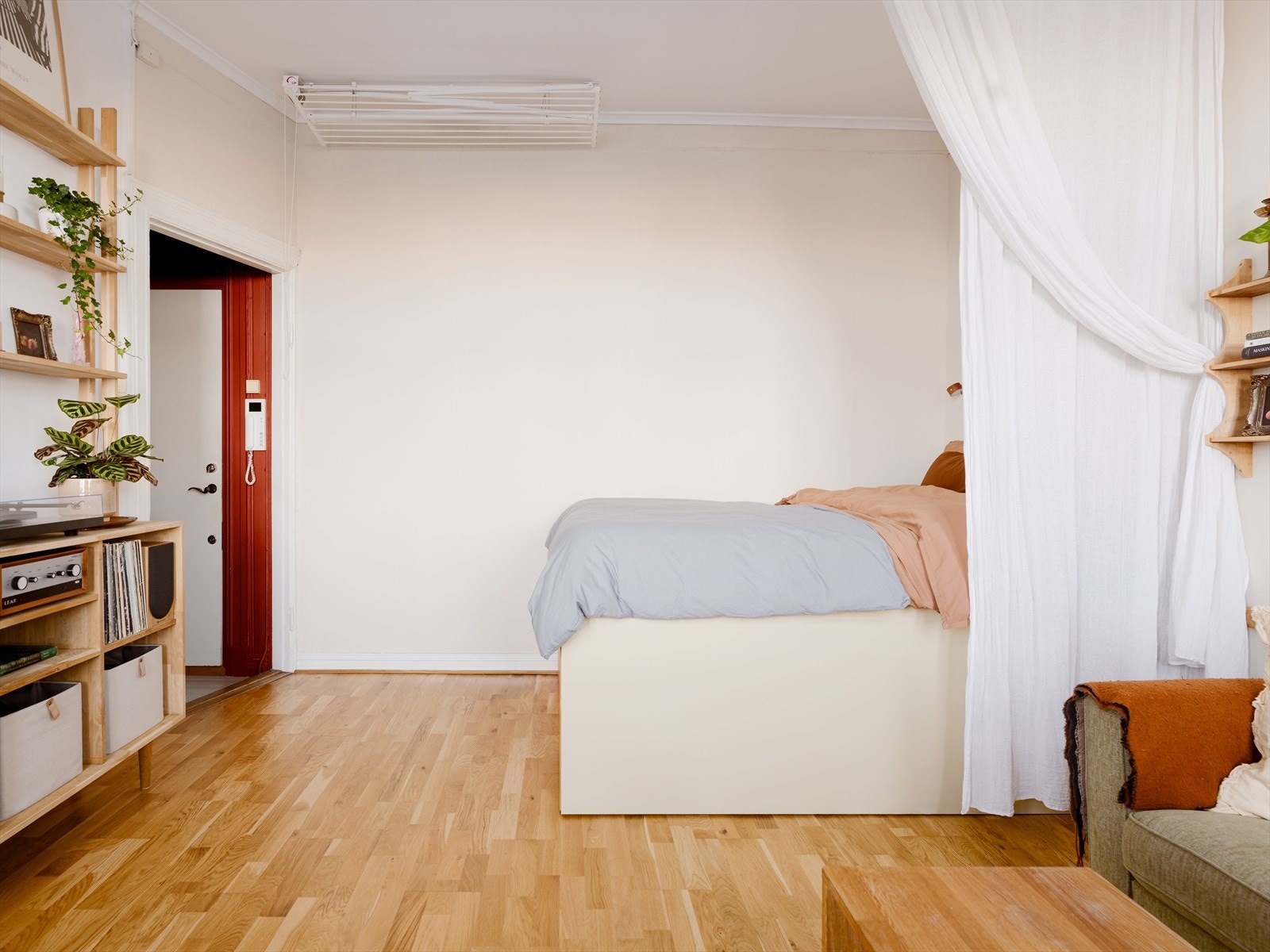 Plassbygget seng med oppbevaring og klesstativ med heisfuksjon medfølger. Galleribilde