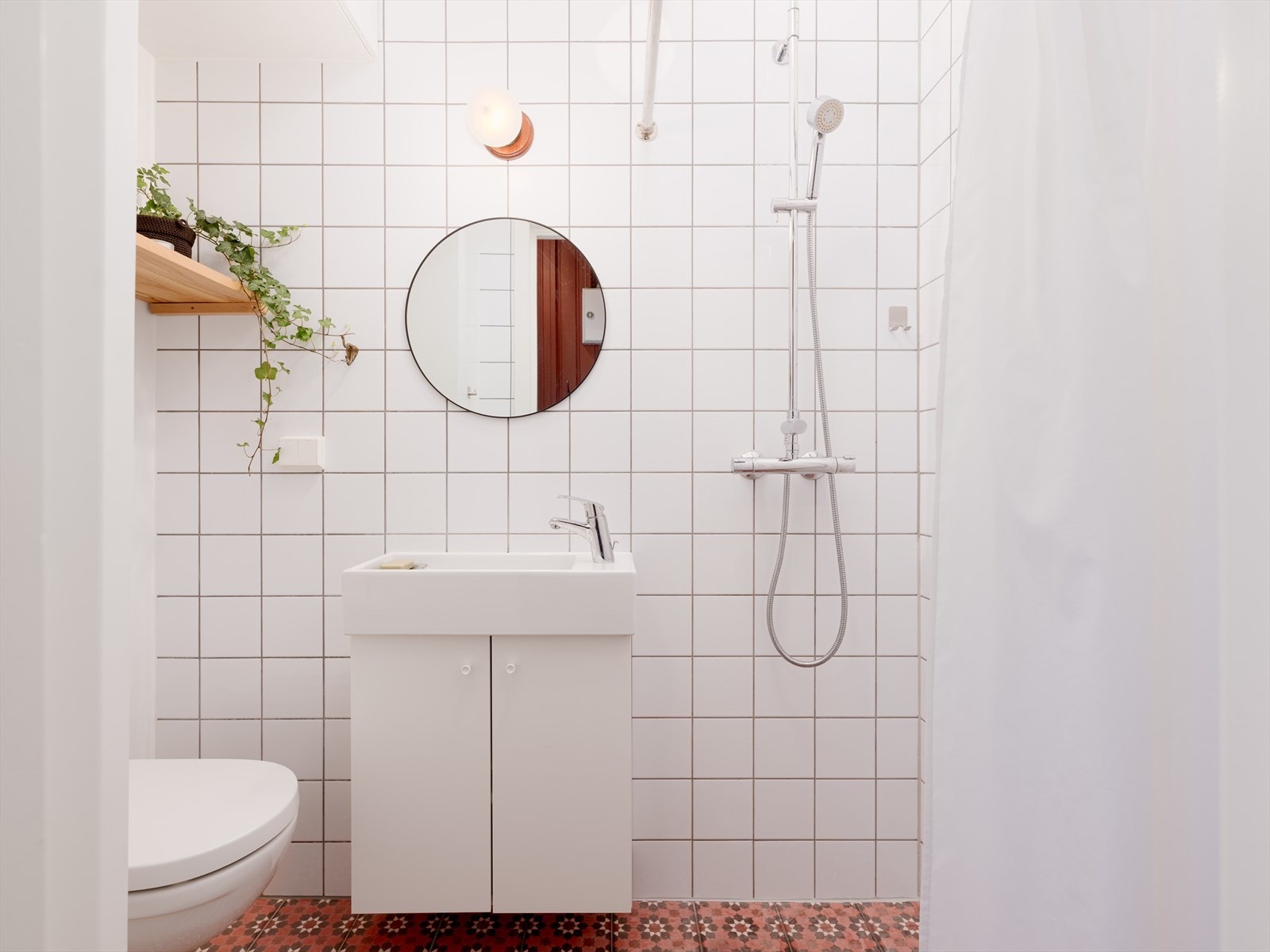 Bad rehabilitert i 2016 med vegghengt WC, servant med skap og dusj med regnfallsdusj. Varmekabler som gir ekstra komfort. Galleribilde