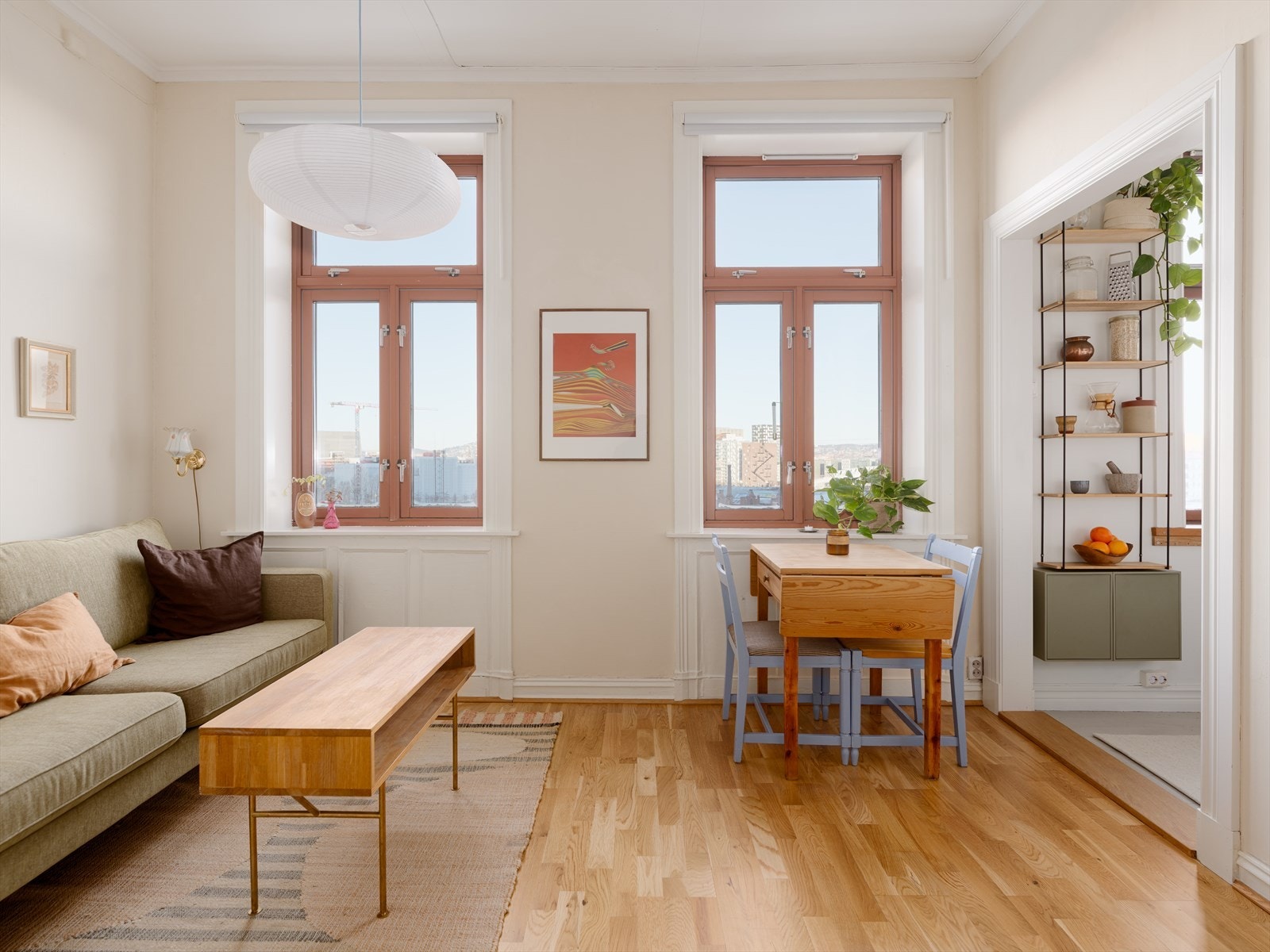 Store vindusflater og dype vinduskarmer og en takhøyde på 3 meter gir en god romfølelse. Galleribilde