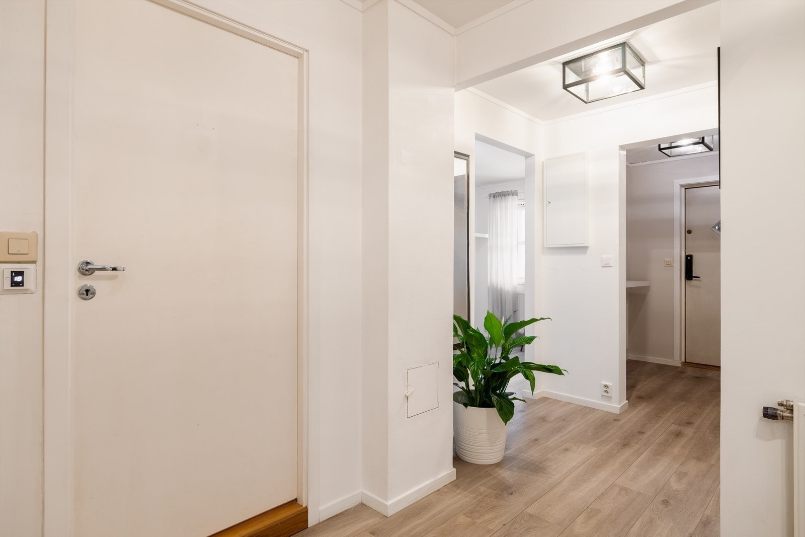 Gangen leder videre inn til etasjens to soverom og bad. Galleribilde