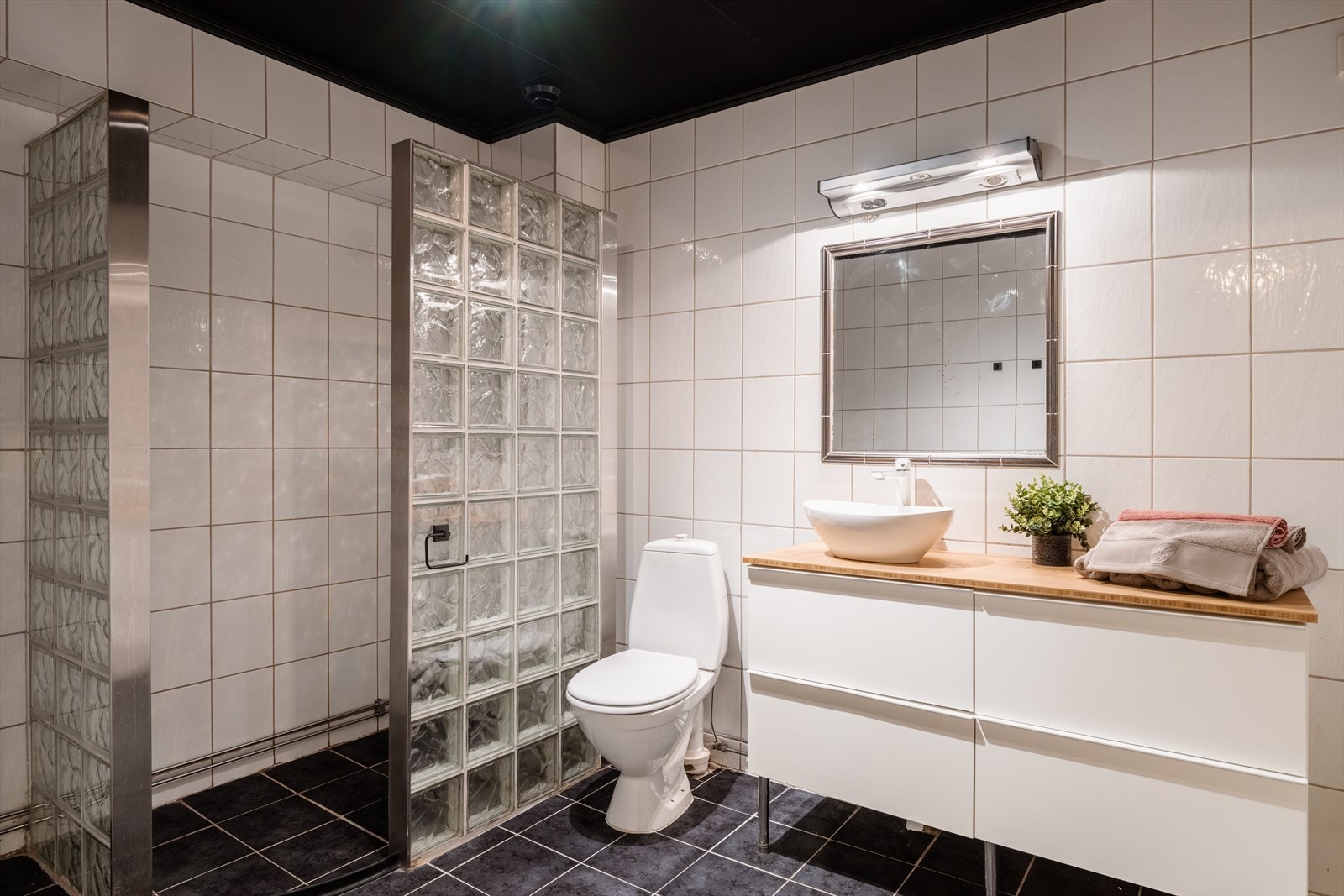 Badet i første etasje har flislagte overflater og varmekabler i gulvet. Galleribilde