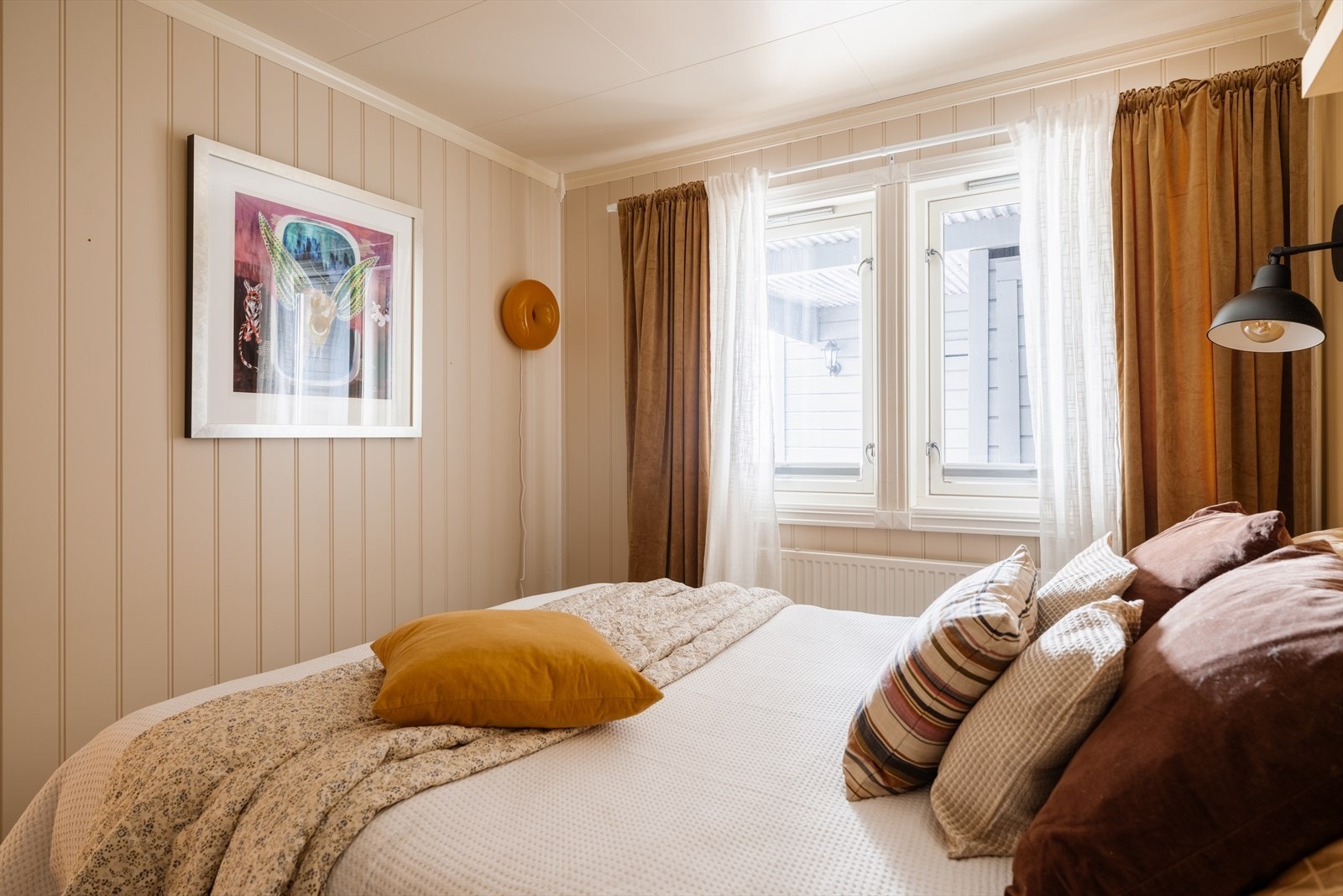 Rommet har god plass til seng og oppbevaringsløsninger. Galleribilde