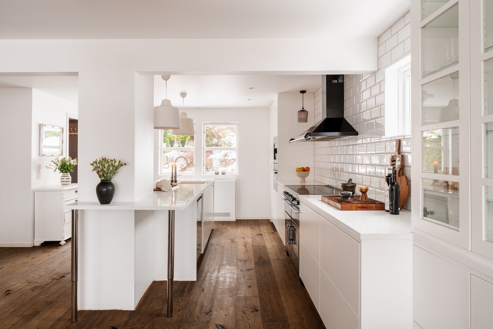 Innredningen har glatte, hvite fronter og en elegant benkeplate i korian. Galleribilde