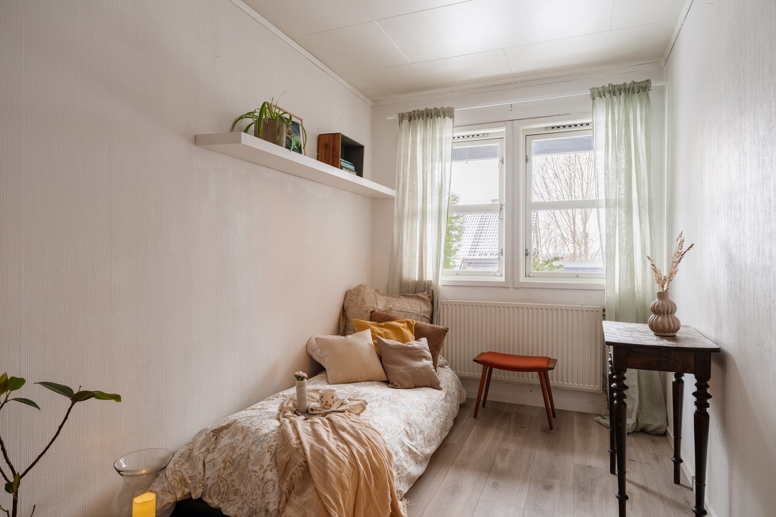 Det andre soverommet i etasjen, også med laminatgulv og malte overflater fra 2025. Galleribilde