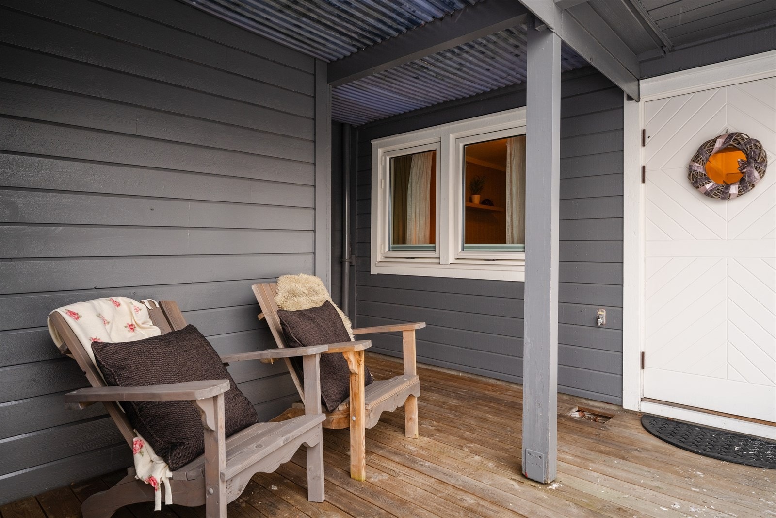 I tilknytning til inngangspartiet er det to eksterne boder for ekstra oppbevaring. Galleribilde