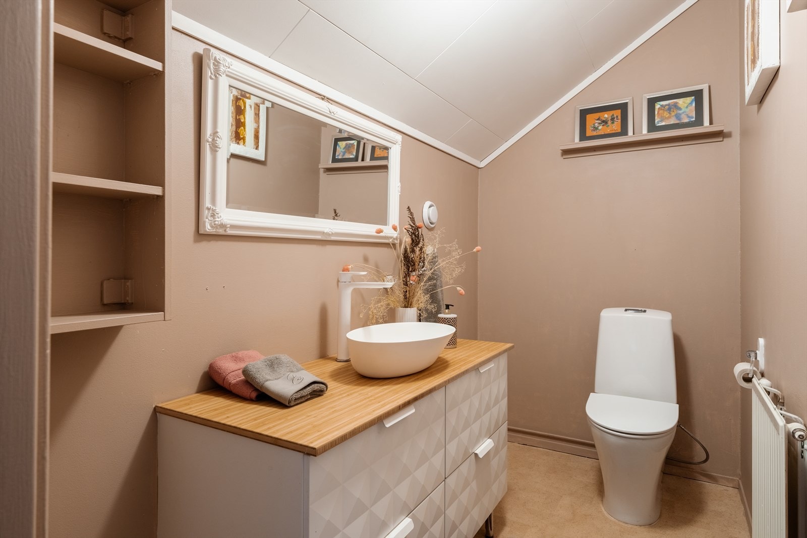 Toalettrommet på loftet er nytt fra 2024, med servantinnredning og skuffer. Galleribilde