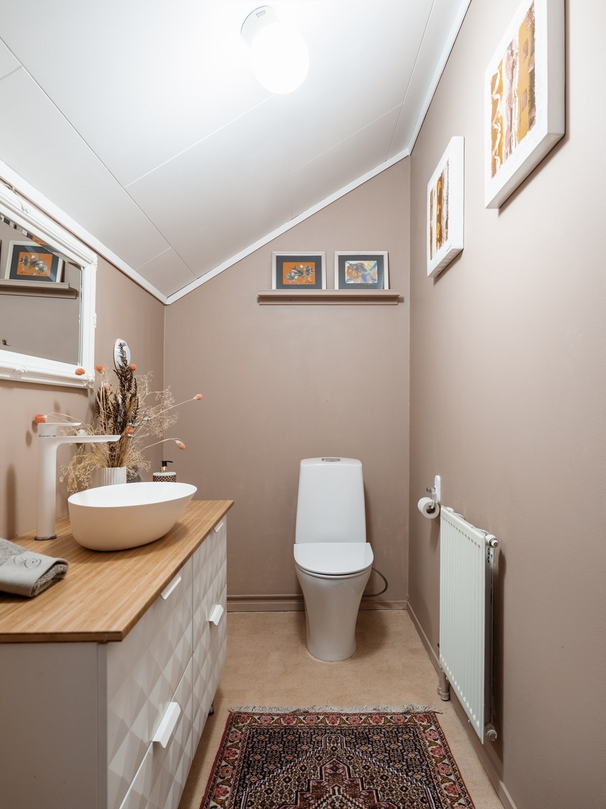 Rommet har vinylbelegg på gulvet og oppvarming via radiator. Galleribilde