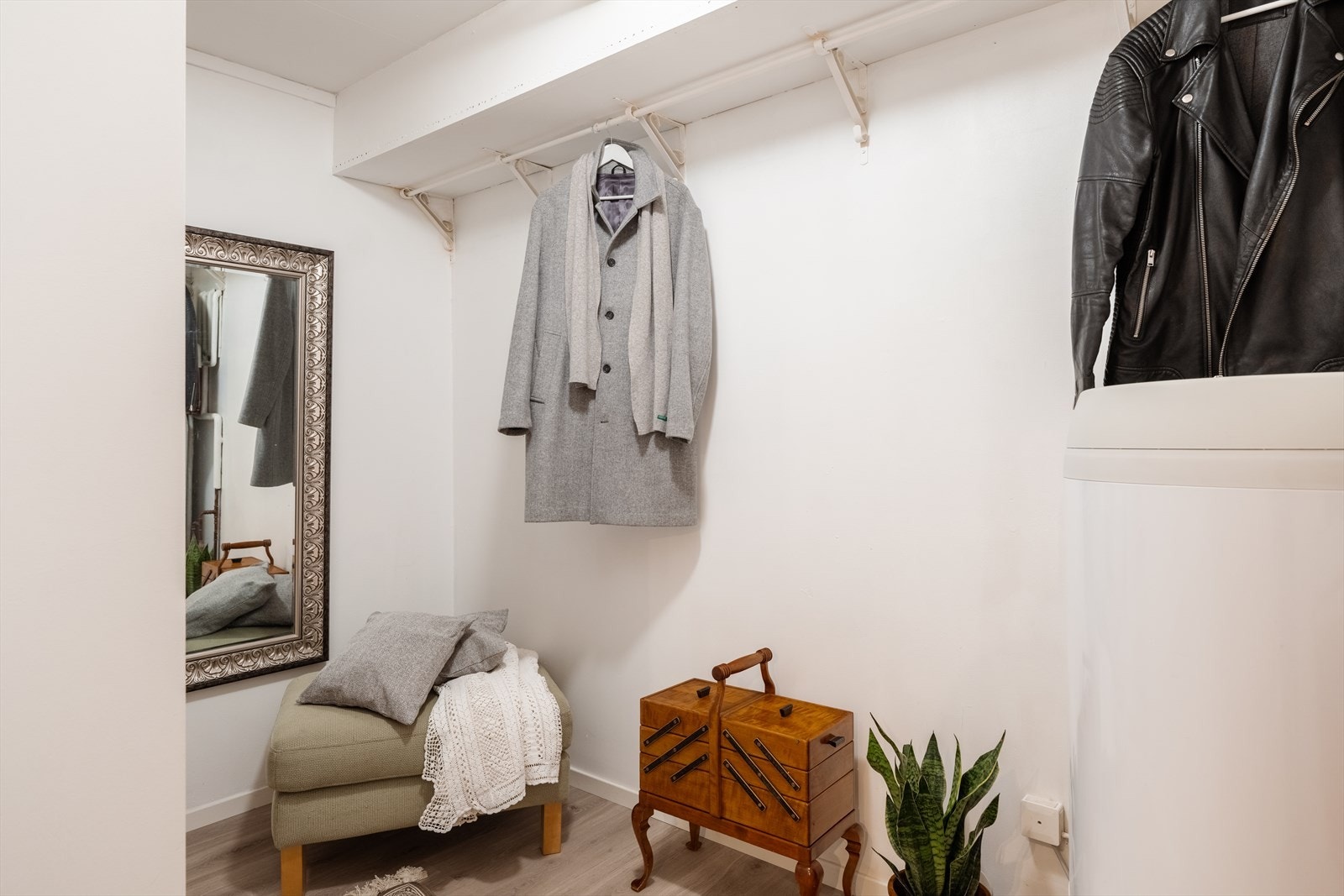 I tilknytning til entréen er det en romslig bod med varmtvannsbereder på 300 liter fra 2022. Galleribilde