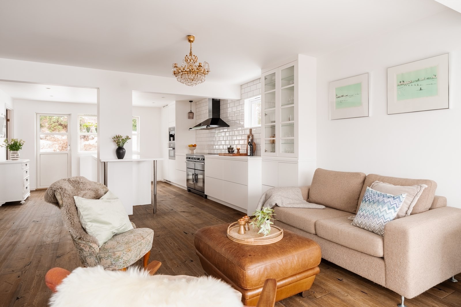 En åpen og sosial planløsning som inviterer til både hverdagsliv og sammenkomster. Galleribilde