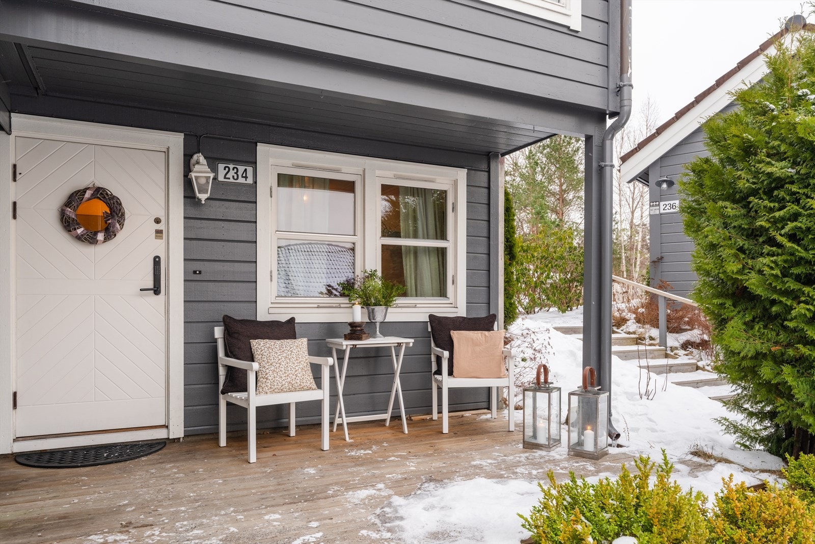 Boligen har tre uteplasser, inkludert en innbydende inngangsterrasse på 18 m². Galleribilde