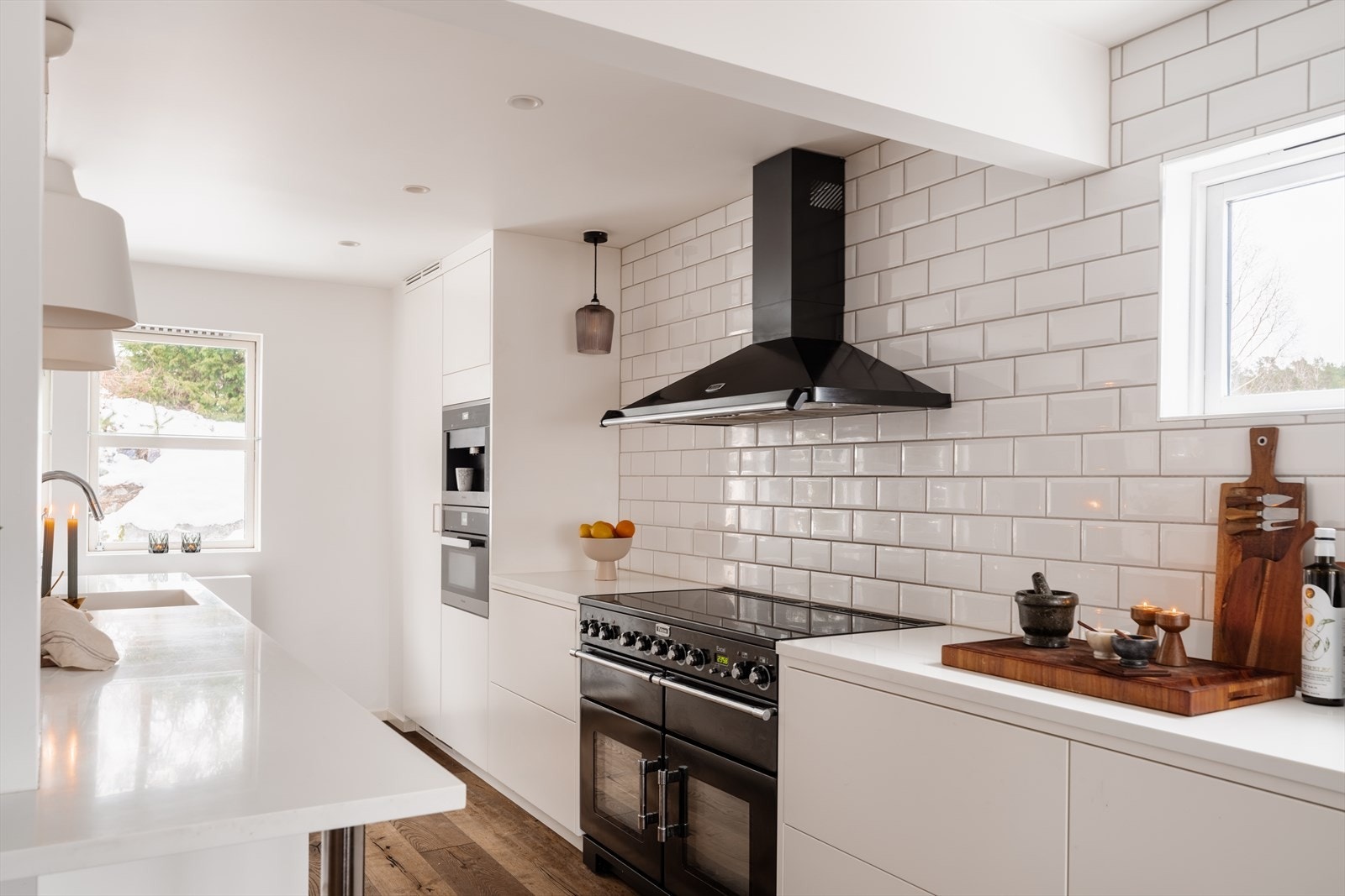 Blikkfanget er en påkostet 1,1 meter bred Falcon-komfyr med induksjonstopp og to stekeovner. Galleribilde