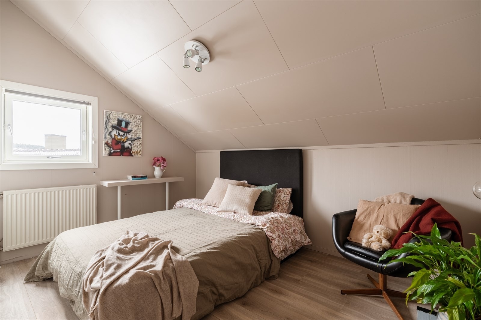 Soverommet på loftet har en imponerende takhøyde på opptil 2,83 meter. Galleribilde