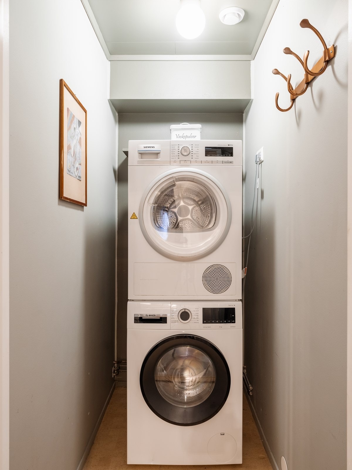 Et separat rom er innredet som praktisk vaskerom med opplegg for vaskesøyle. Galleribilde