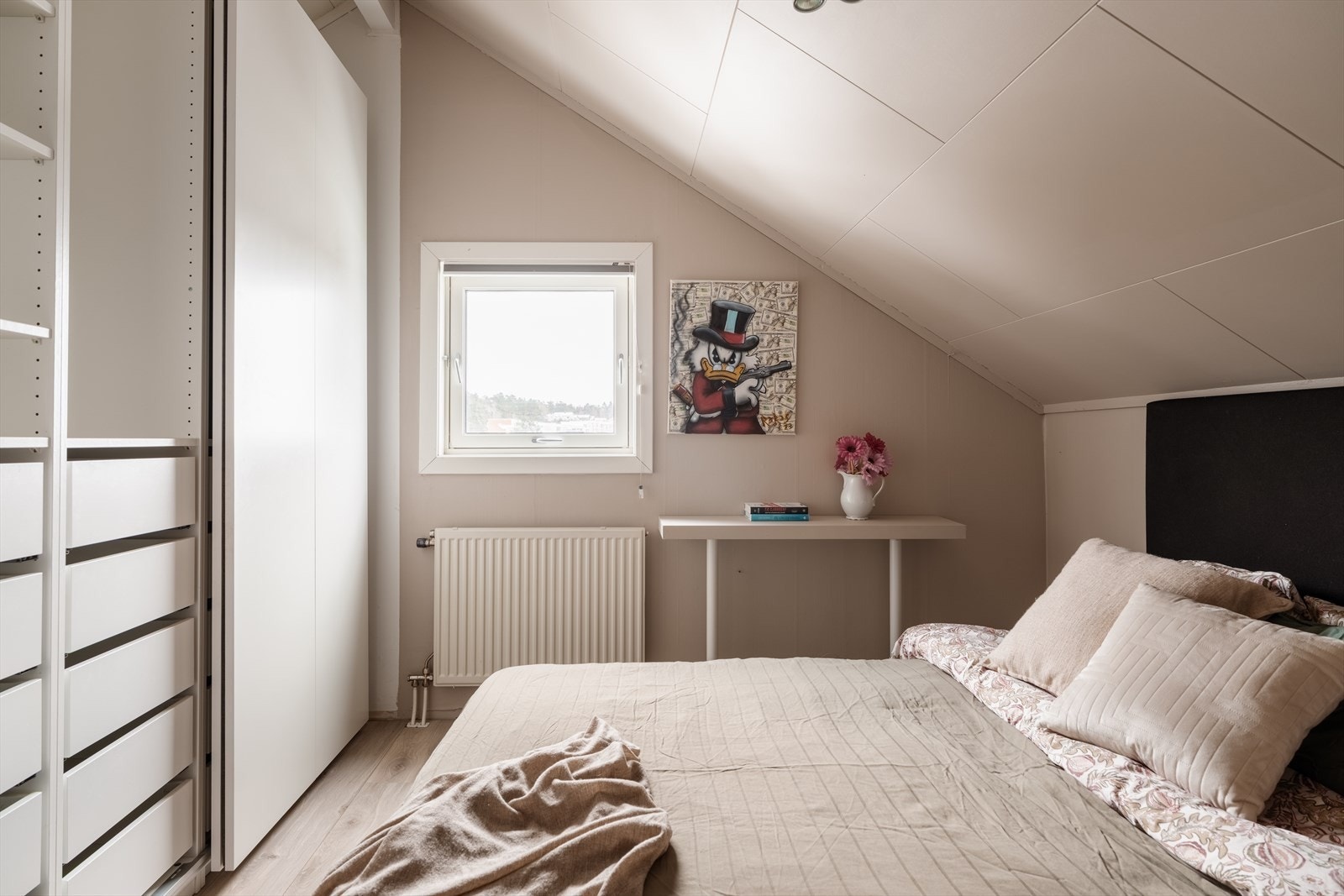 Rommet har god plass til både seng og garderobeløsning. Galleribilde