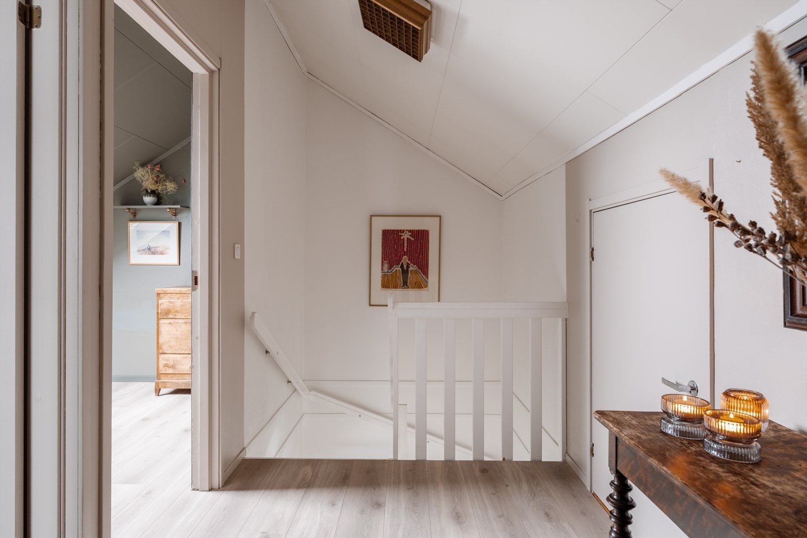 Trappen leder videre opp til en innredet loftsetasje. Galleribilde