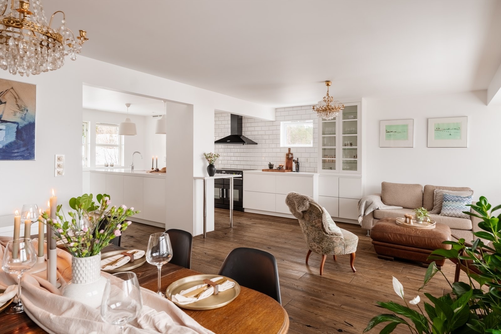 Et tidligere soverom er innlemmet i stuen, noe som gir en romslig løsning med plass til flere soner. Galleribilde