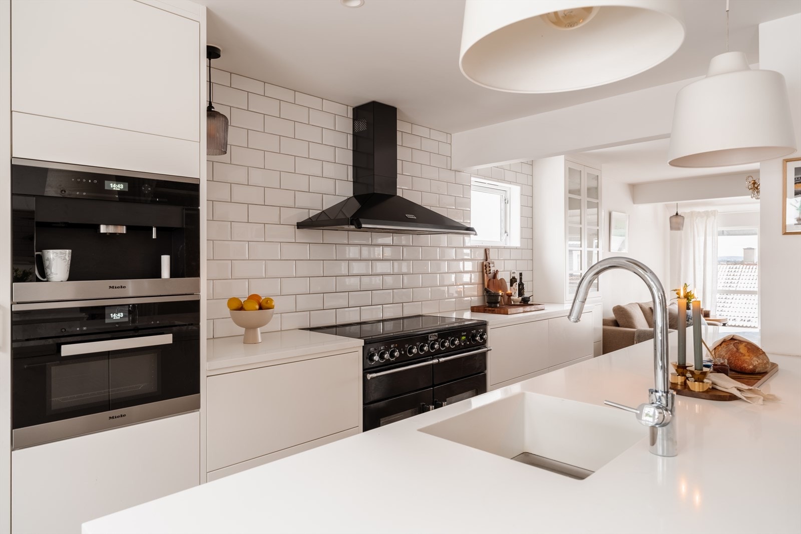 En kombinasjon av høy standard og smarte løsninger preger kjøkkenet. Galleribilde