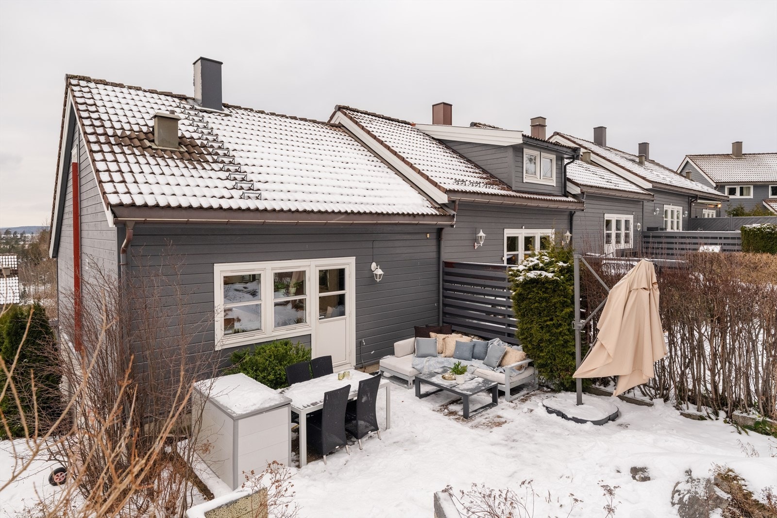 Et familievennlig rekkehus over tre plan, beliggende innerst i en rolig blindvei. Galleribilde