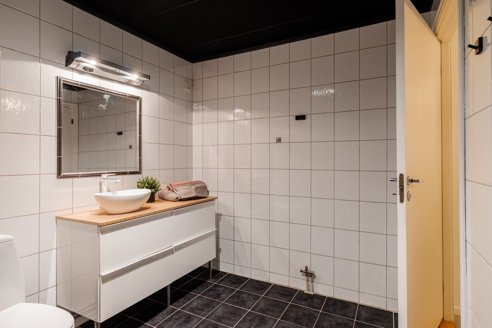 Baderomsinnredningen med servant og skuffer er ny fra 2024. Galleribilde