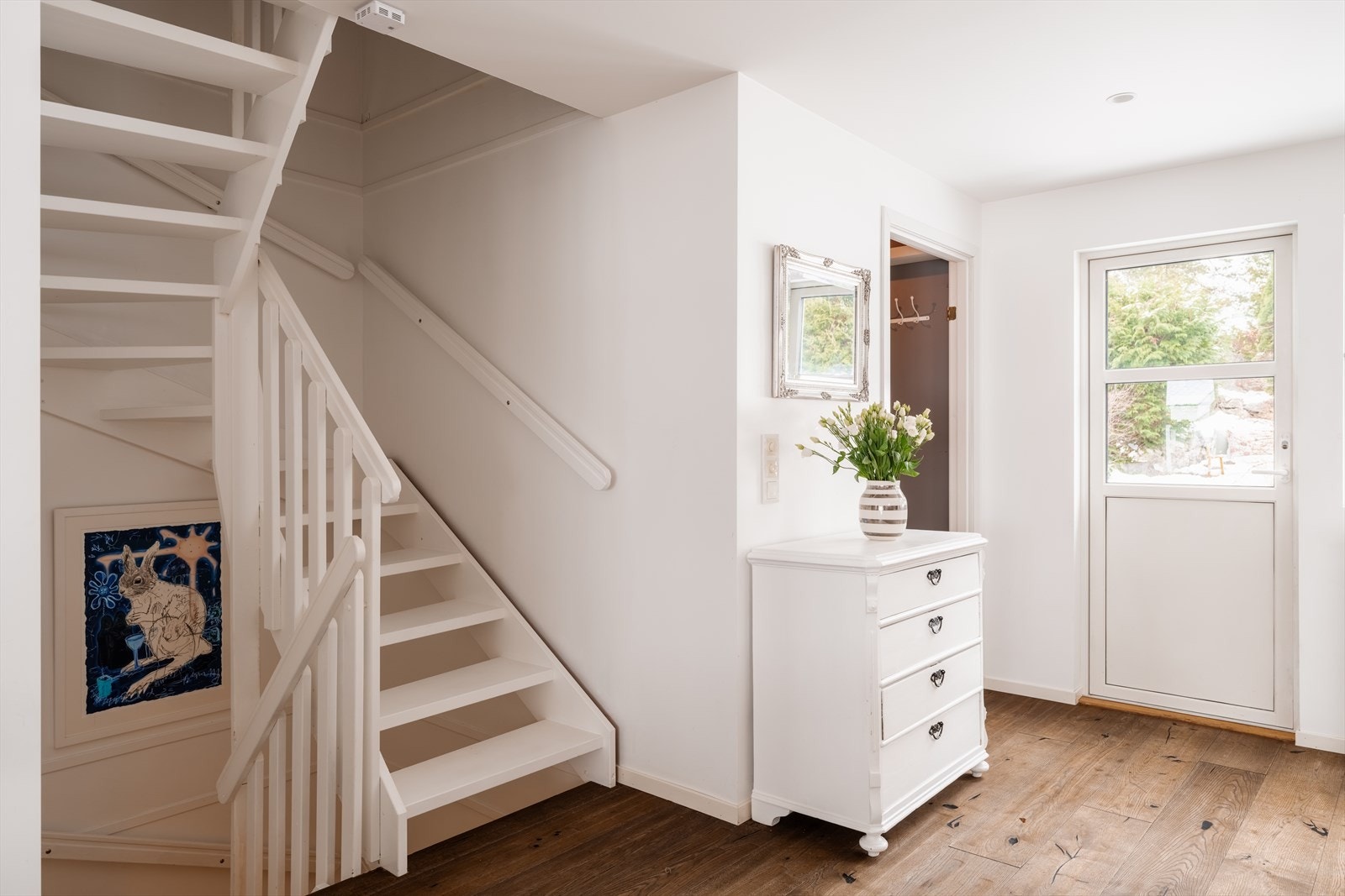 Her kommer du opp til en lys og åpen etasje med gjennomgående parkettgulv. Galleribilde