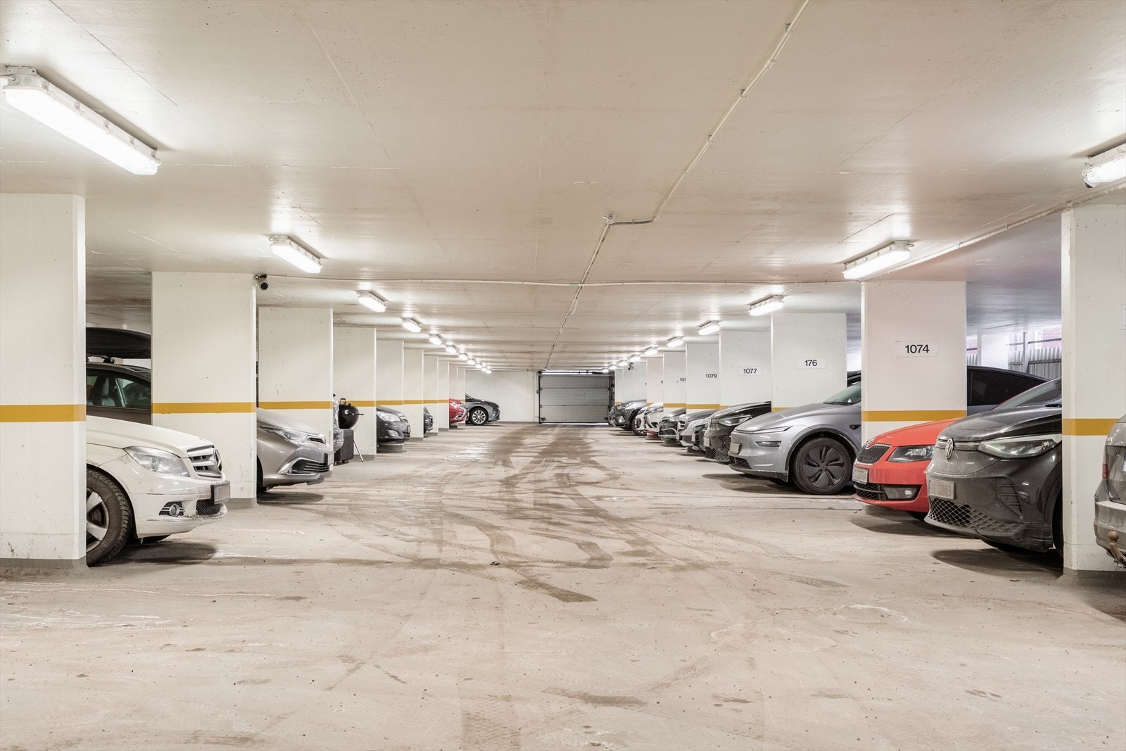 Garasjeplass med elbil-lader medfølger. Galleribilde