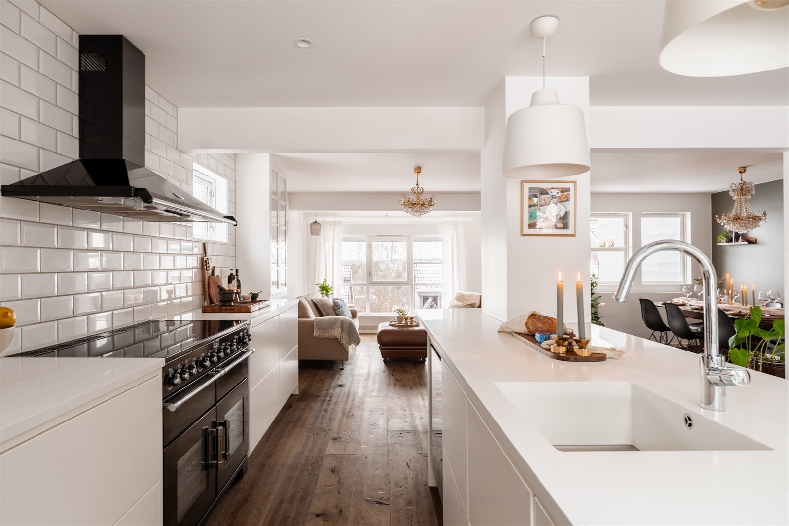 Fliser mellom benk og overskap, samt belysning under overskapene. Galleribilde