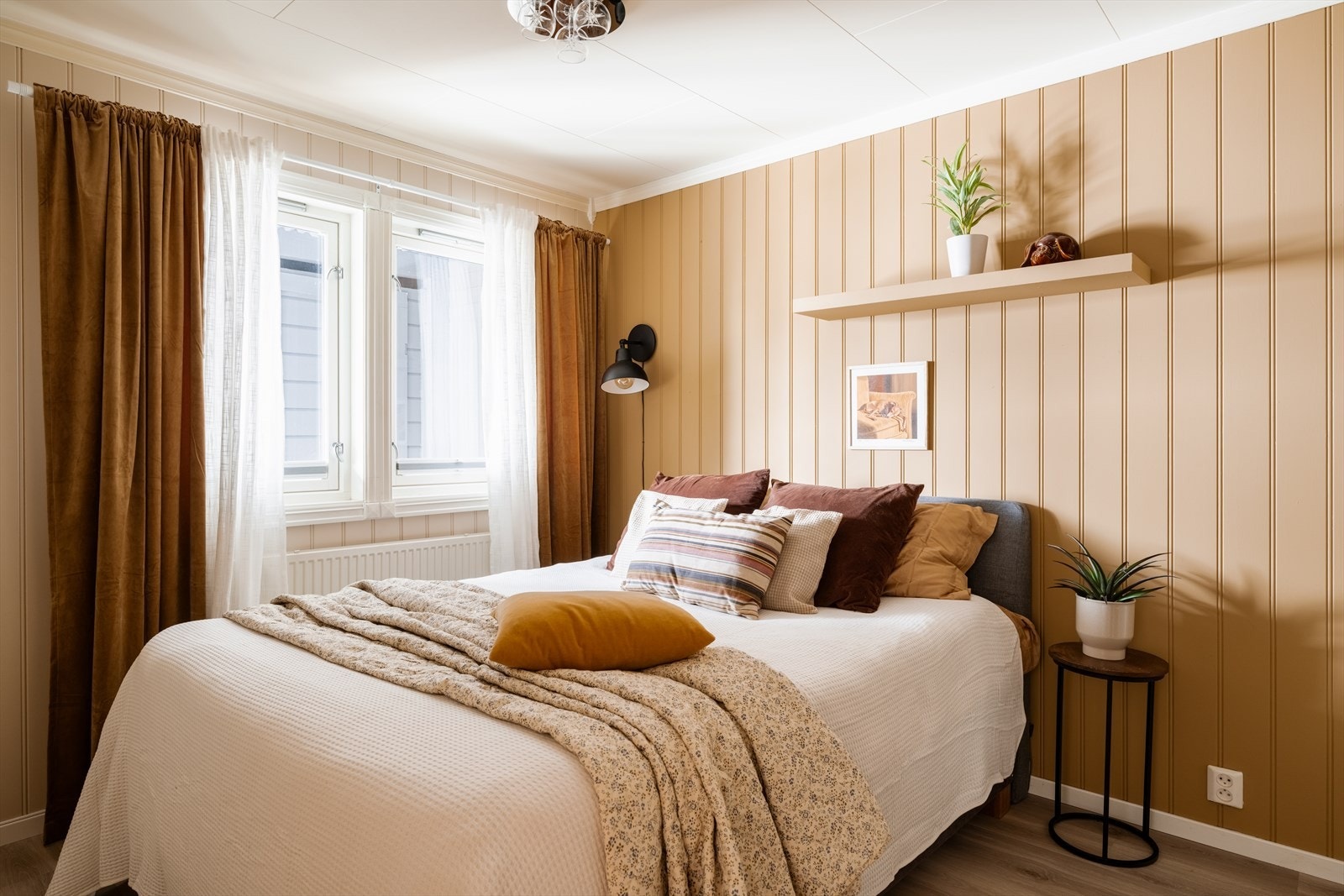 Det første av tre soverom, med nylig oppgraderte overflater fra 2025. Galleribilde