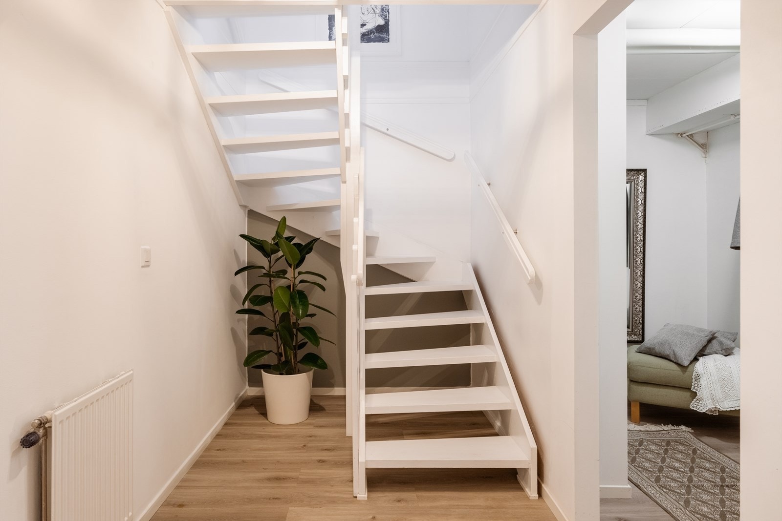 Den malte svingtrappen leder deg videre opp til boligens sosiale hovedetasje. Galleribilde