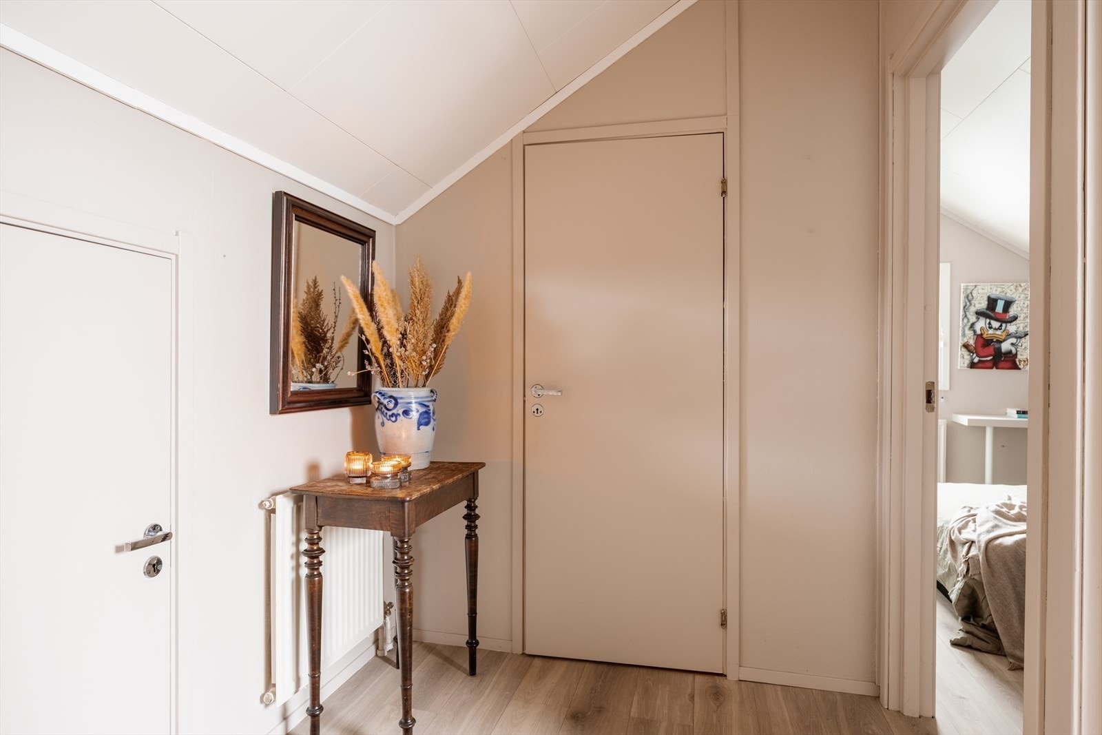 Hele etasjen fikk nye laminatgulv og malte overflater i 2025. Galleribilde