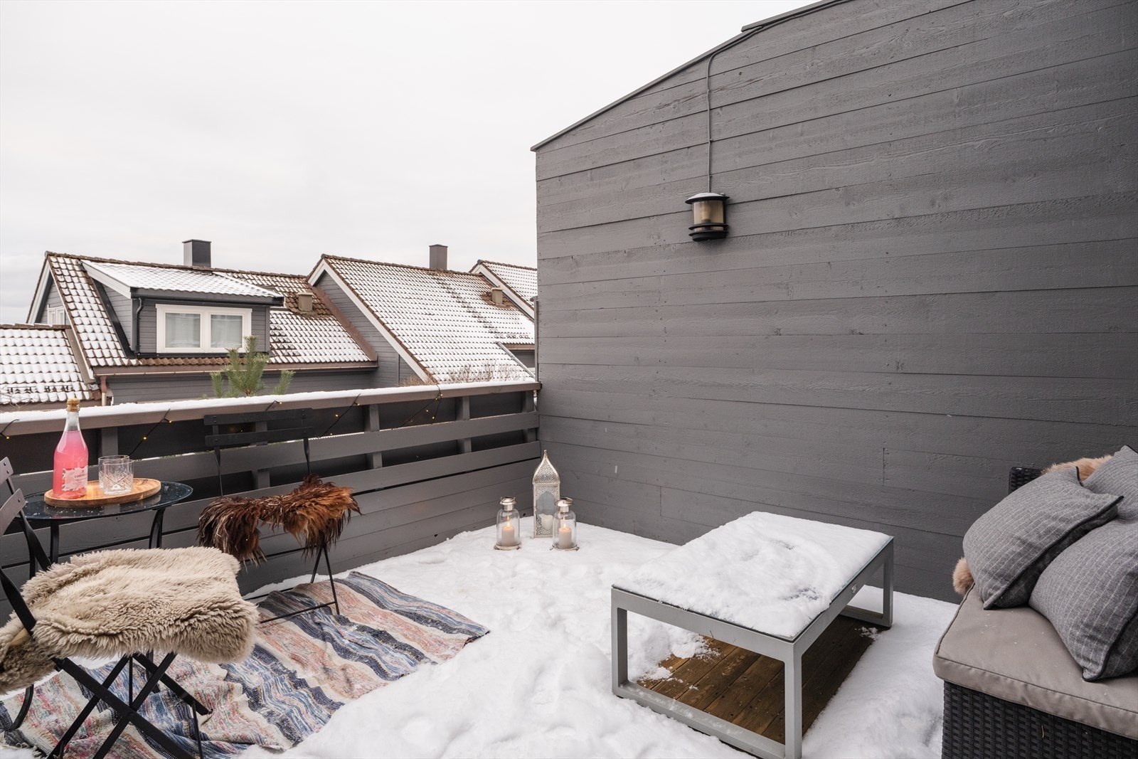 Balkongen på 10 m² har plass til en hyggelig sittegruppe. Galleribilde