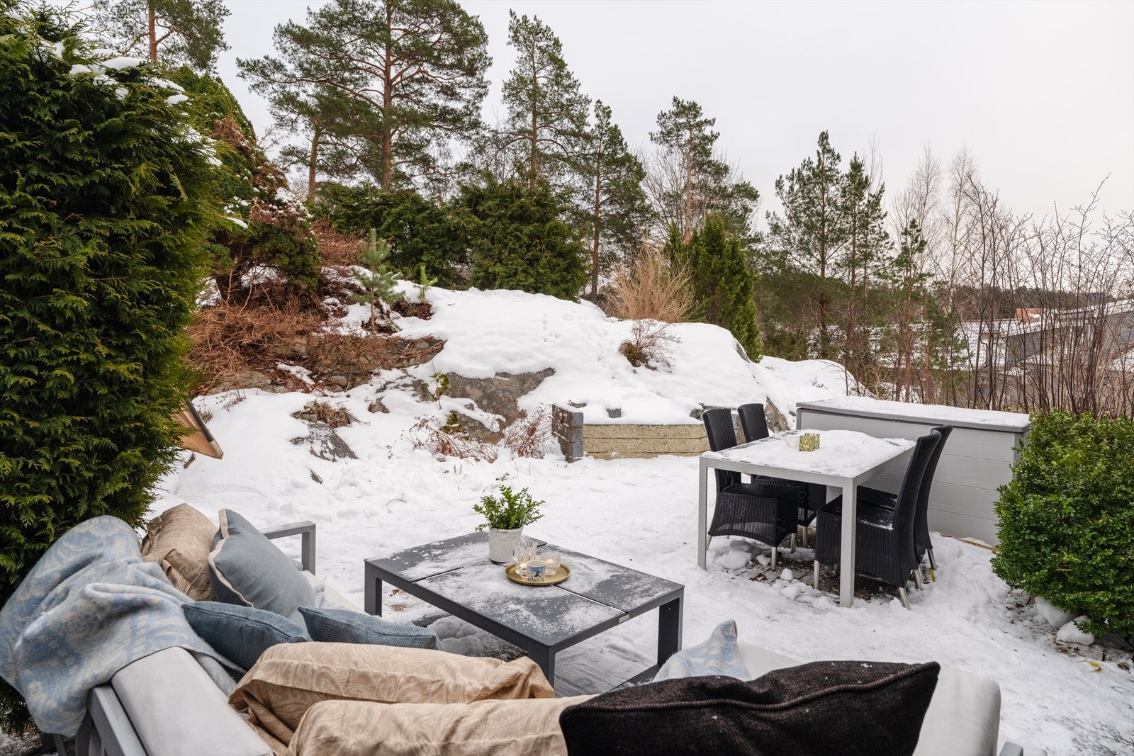 Her er det god plass til både spisebord og loungegruppe. Galleribilde