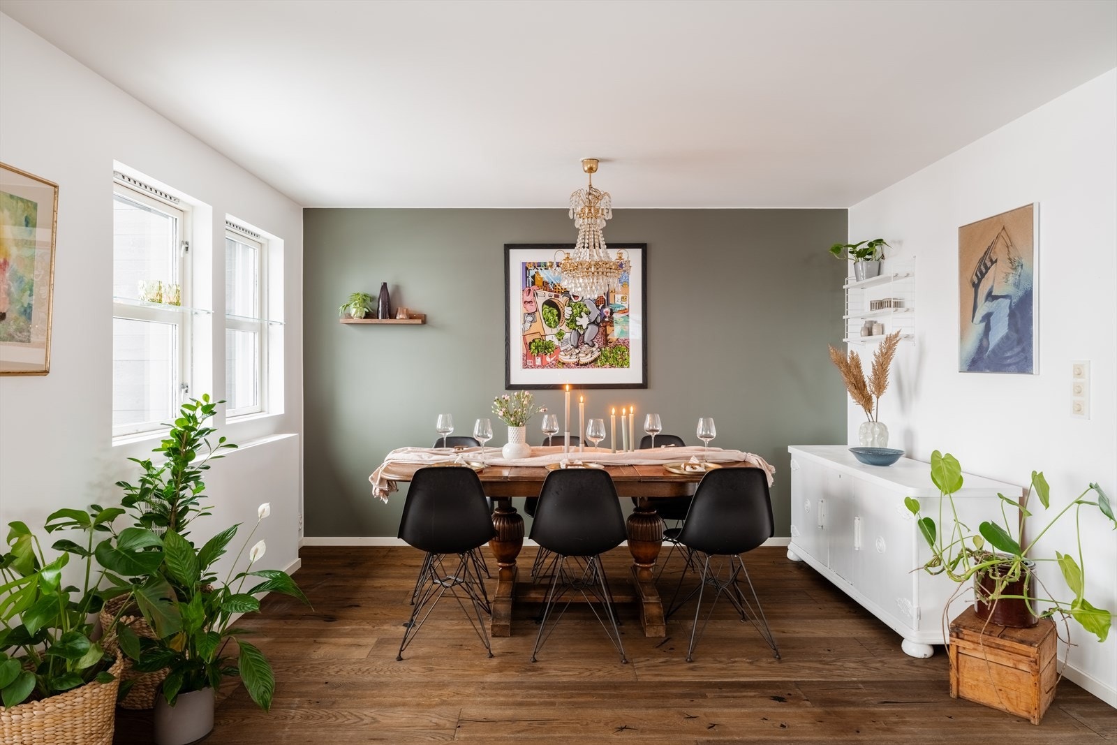 Den åpne løsningen gir god plass til en romslig spisegruppe. Galleribilde