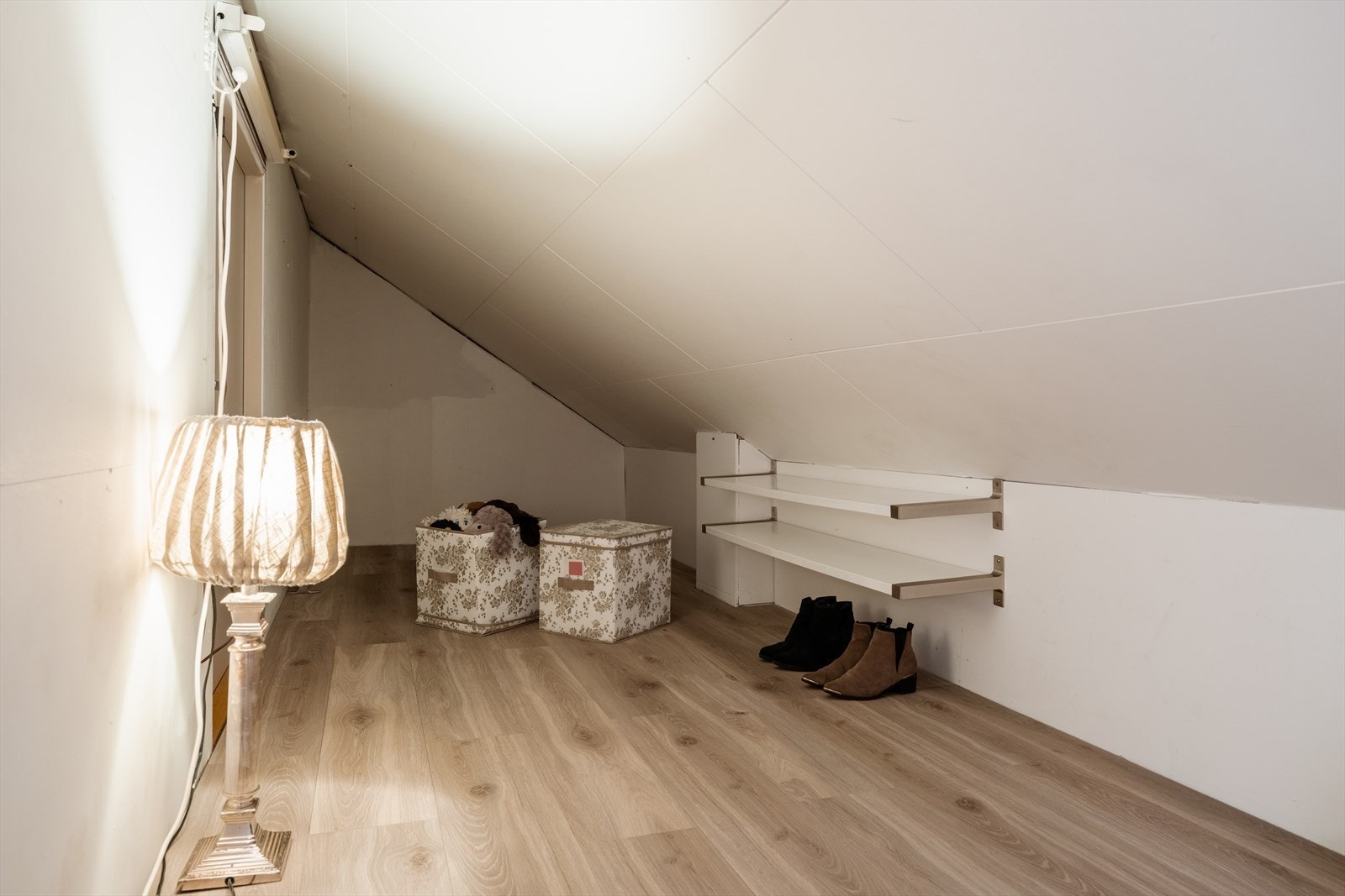 Praktiske kneloft på begge sider av loftet gir gode lagringsmuligheter. Galleribilde