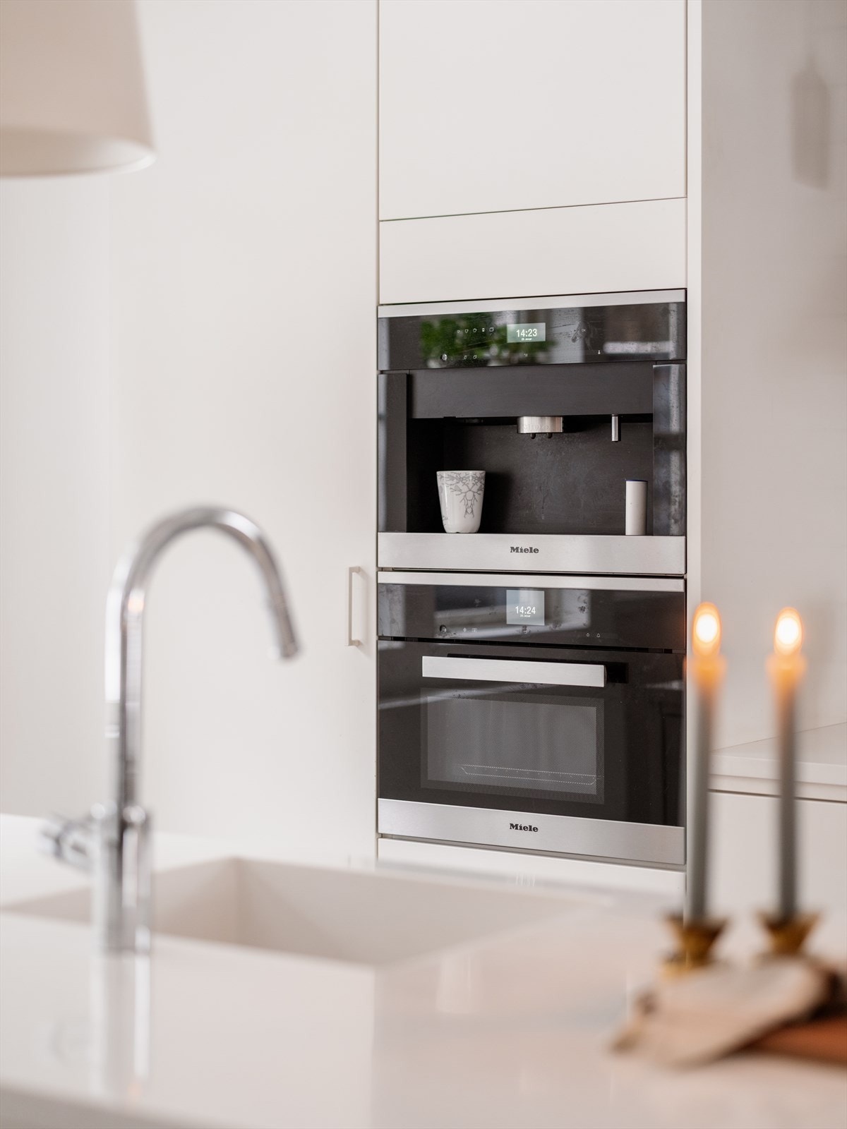 Kjøkkenet er utstyrt med integrerte hvitevarer fra Miele, inkludert kaffemaskin og kombiovn. Galleribilde