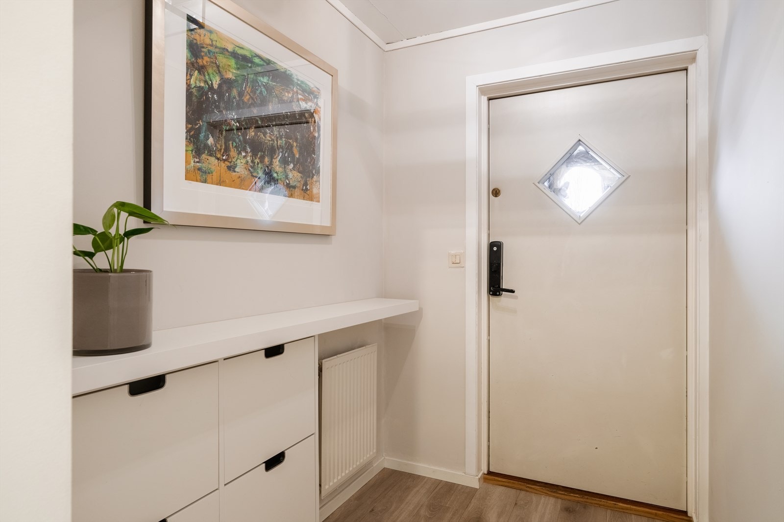 Fra den nye inngangsterrassen fra 2023 trer du inn i en lys og innbydende entré. Galleribilde