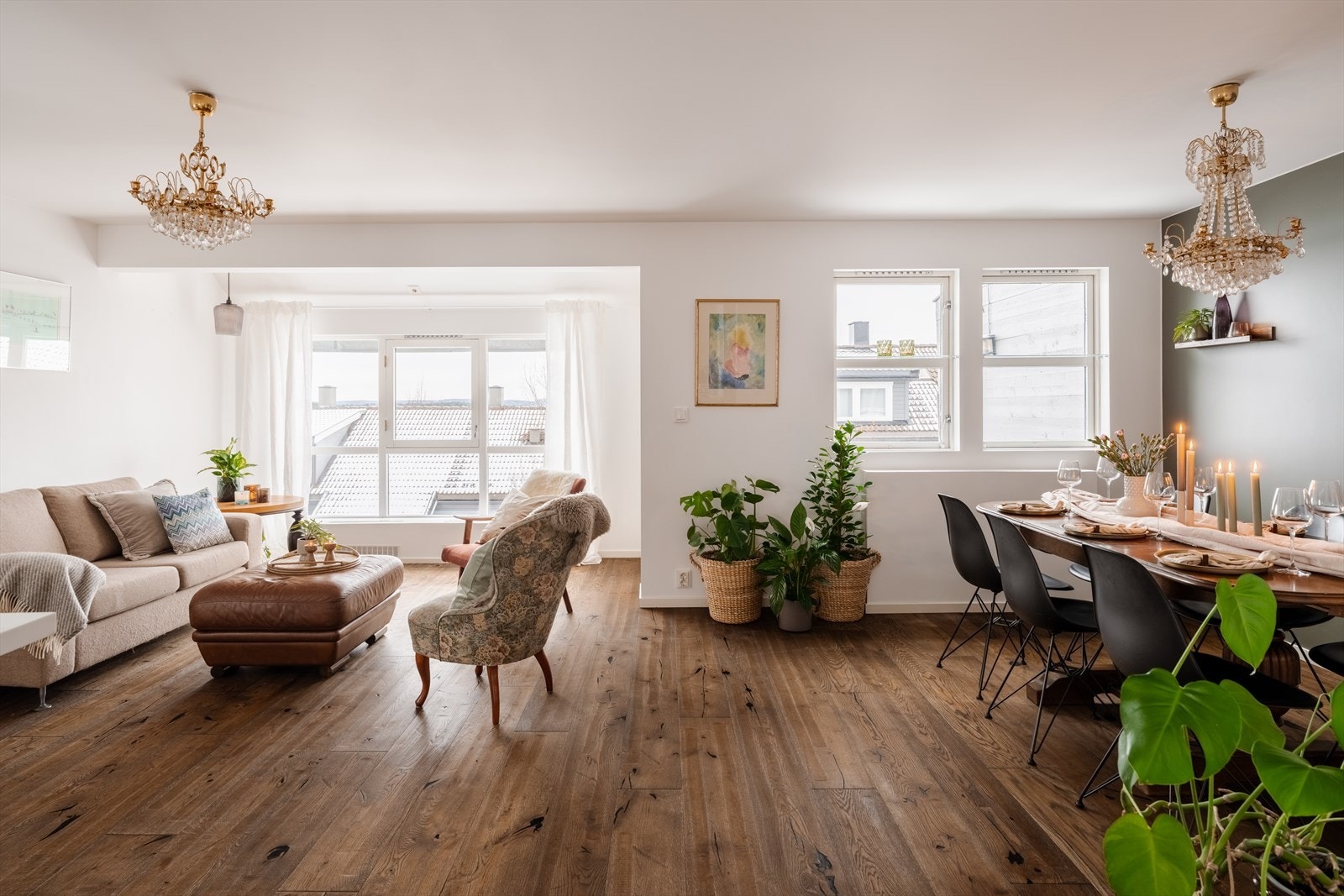 Store vindusflater slipper inn rikelig med naturlig lys, og det er montert markise. Galleribilde