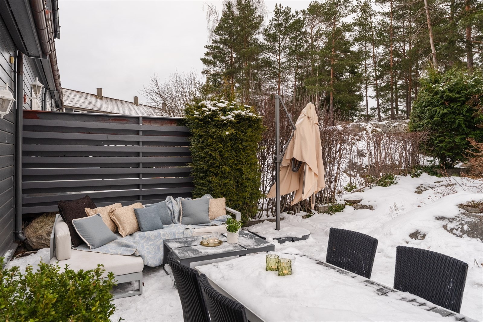 Terrassen vender mot et friområde og har lite innsyn. Galleribilde