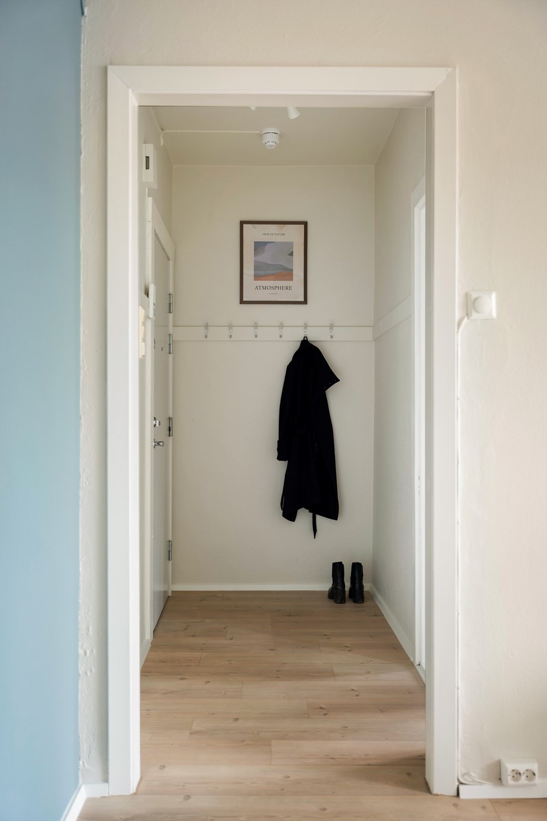 Velkommen inn - En praktisk entré med plass til oppbevaring av yttertøy og sko. Galleribilde