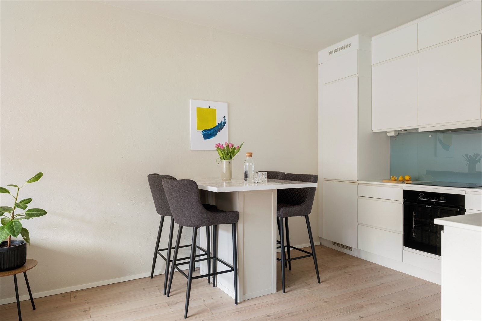 Spisebordet finner sin naturlige plass i tilknytning til kjøkkenet. Galleribilde