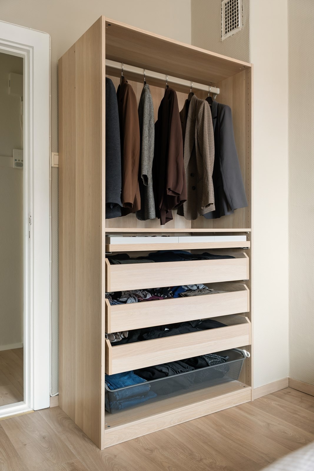 Her finner du også en praktisk garderobeløsning med smarte skuffeseksjoner som gir gode oppbevaringsmuligheter. Galleribilde