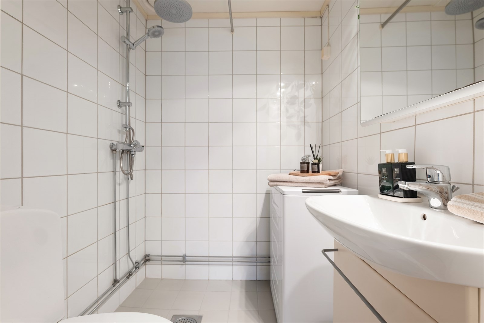 Badet er lyst og pent med flislagte overflater på gulv og vegger. Galleribilde