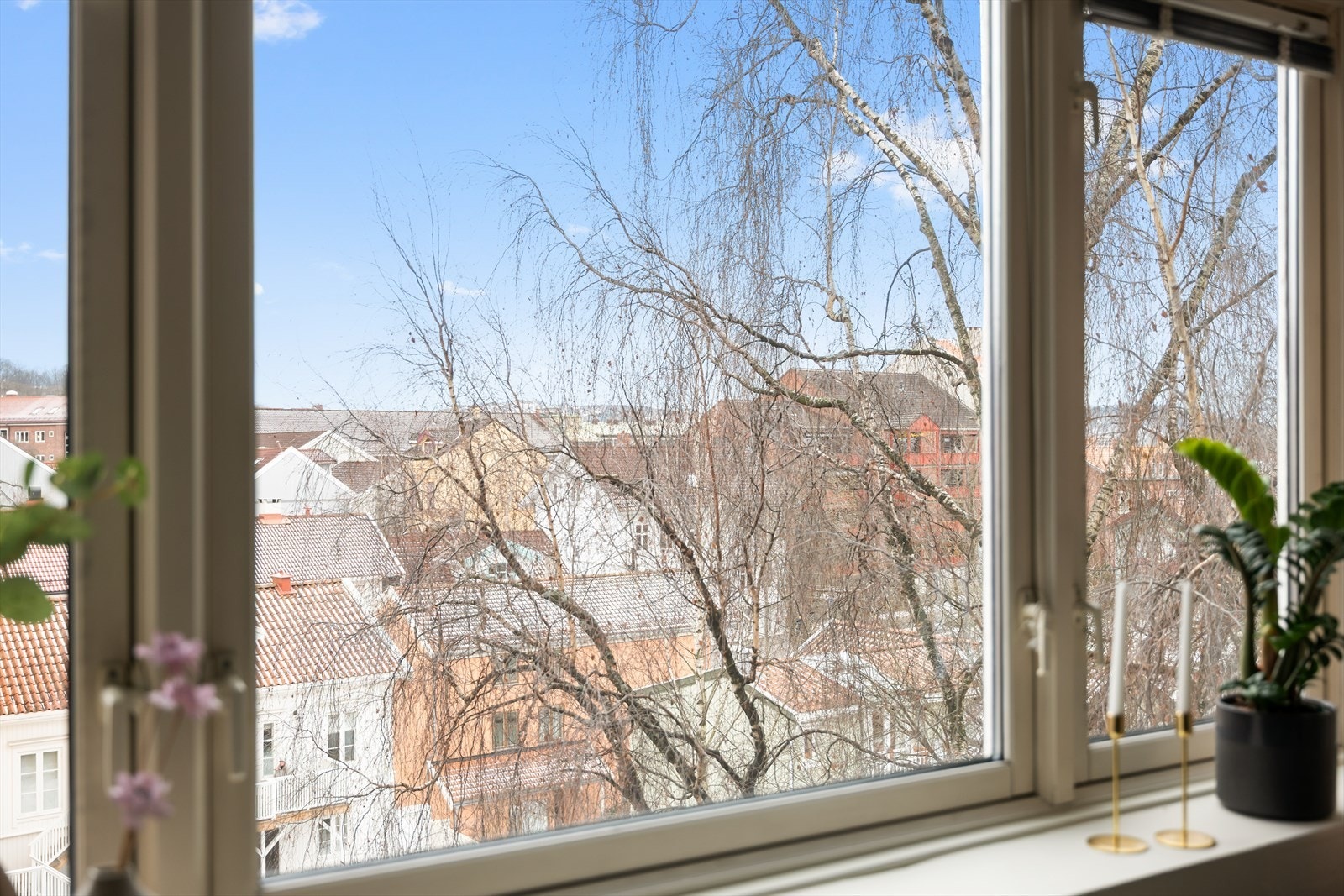 Stuen har store vindusflater slipper inn rikelig med naturlig lys og gir rommet en luftig og trivelig atmosfære. Galleribilde