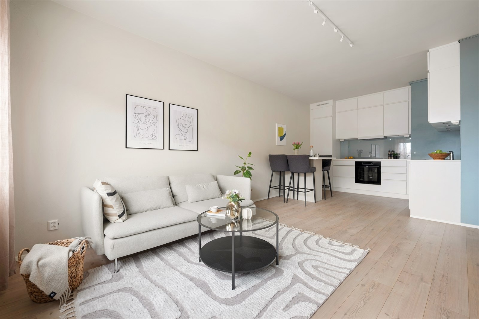 Stuen har en åpen og sosial løsning med god plass til både sofagruppe og spisebord. Galleribilde