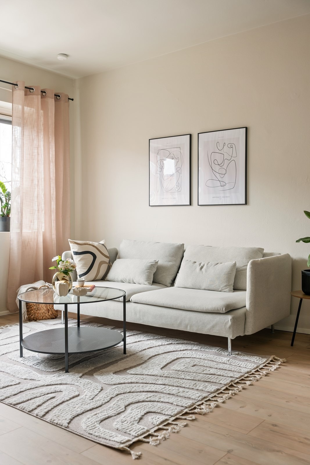 Leiligheten ligger i byggets 3. etasje og kombinerer klassisk sjarm med moderne bekvemmeligheter. Galleribilde