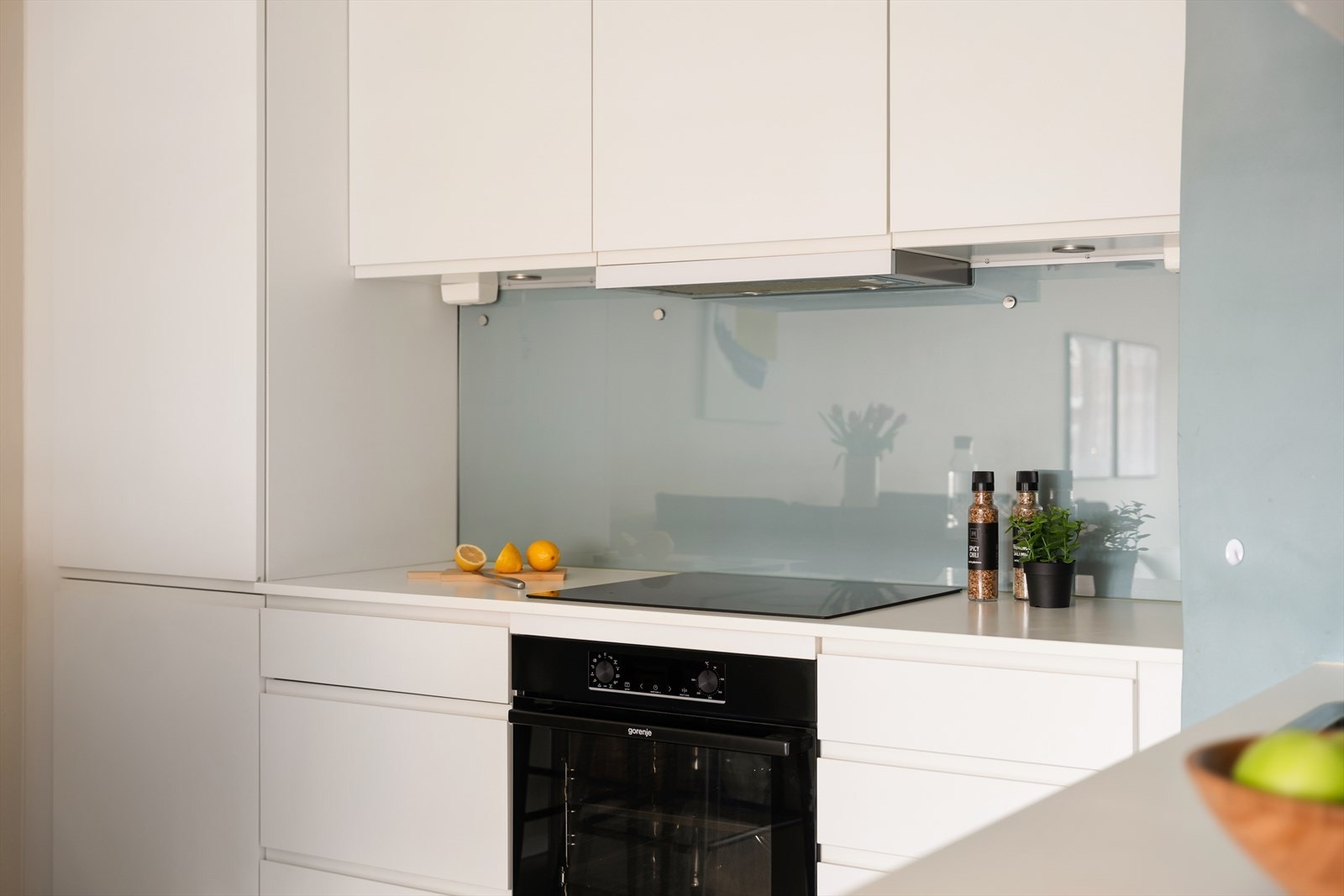 Kjøkkenet har innfelte hvitevarer som koketopp, stekeovn, oppvaskmaskin og kjøl-/fryseskap som medfølger. Galleribilde