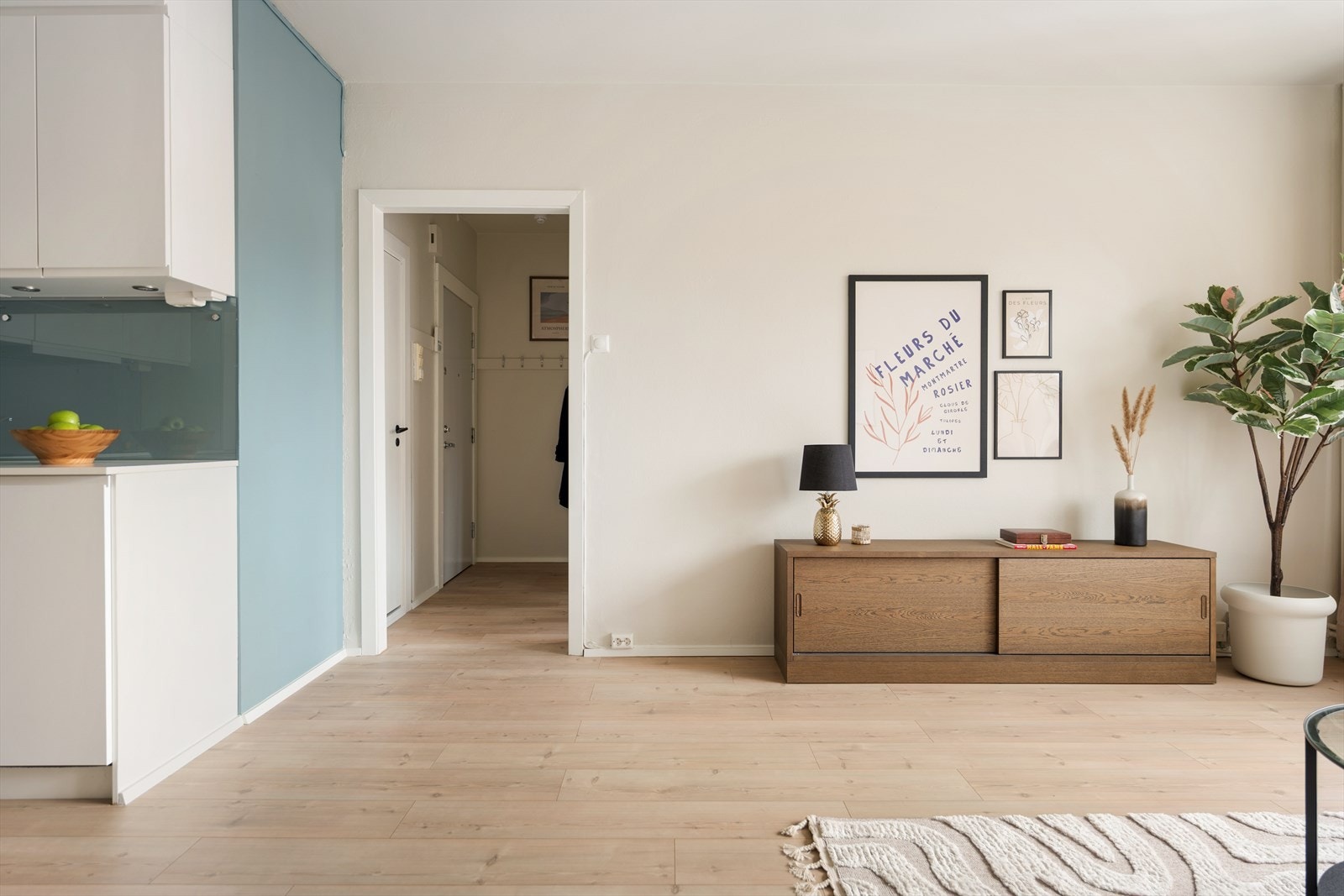 Det er gjennomgående bruk av tidsriktige farger og pent laminatgulv. Vegger og tak i stue og gang ble nymalt i 2026. Galleribilde