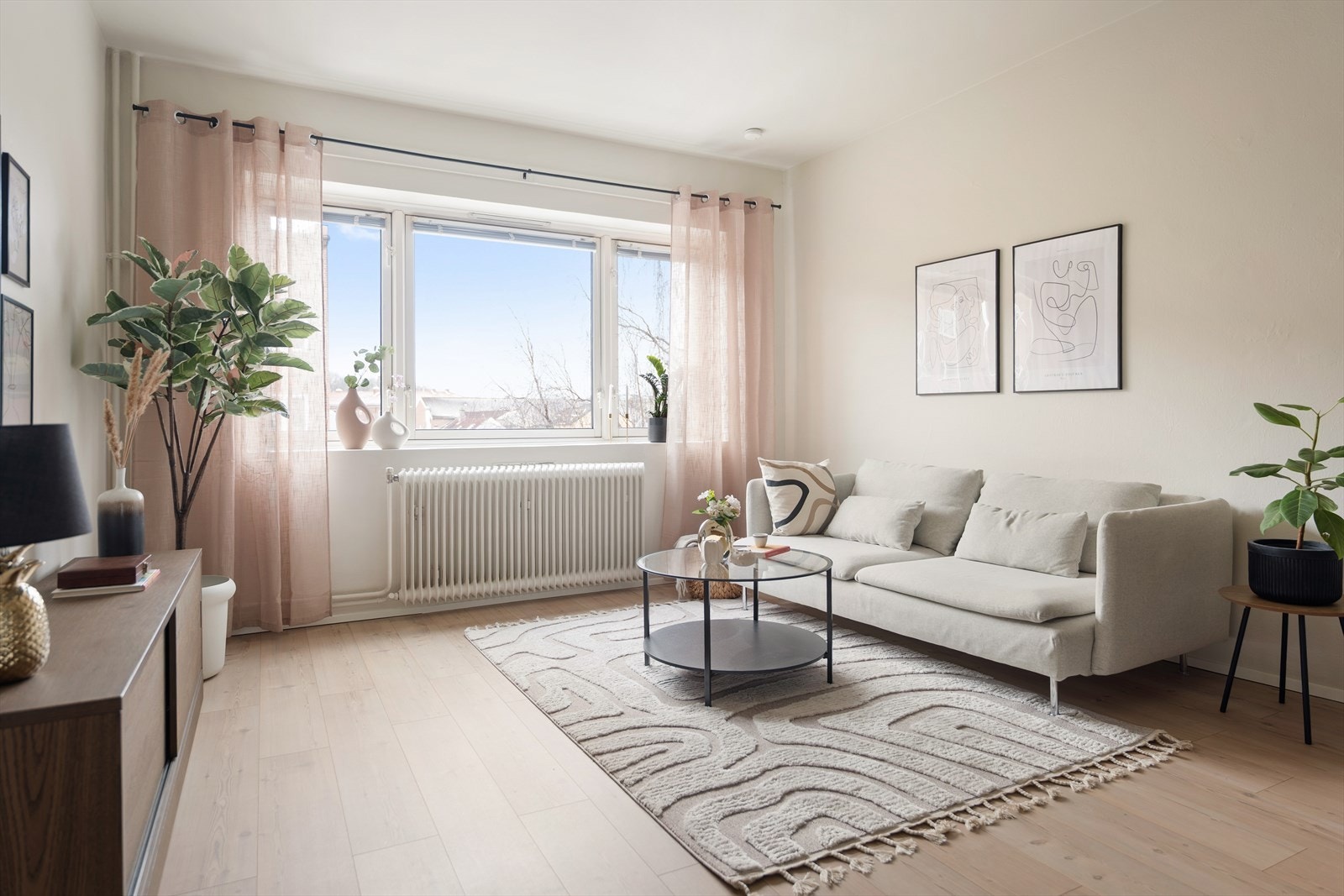 Dette er en lys og innbydende 2-roms andelsleilighet beliggende i et meget sentralt og attraktivt boligområde på Rodeløkka. Galleribilde