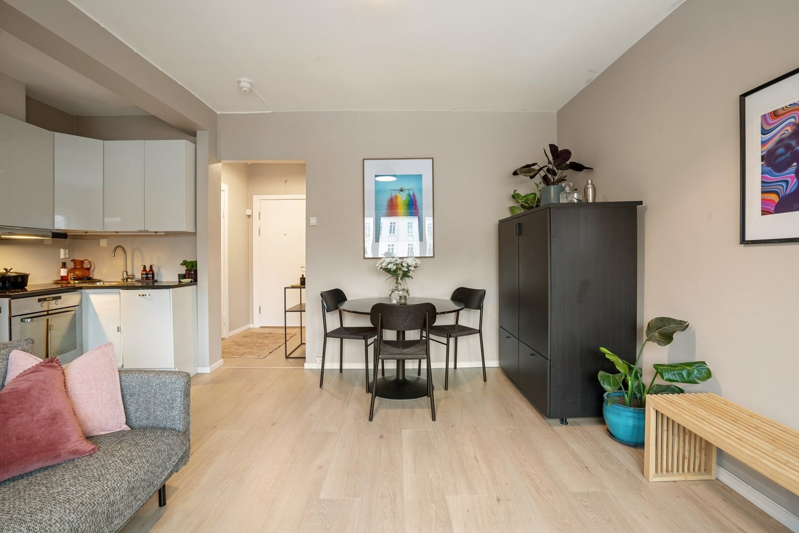 Stue og kjøkken i åpen løsning Galleribilde