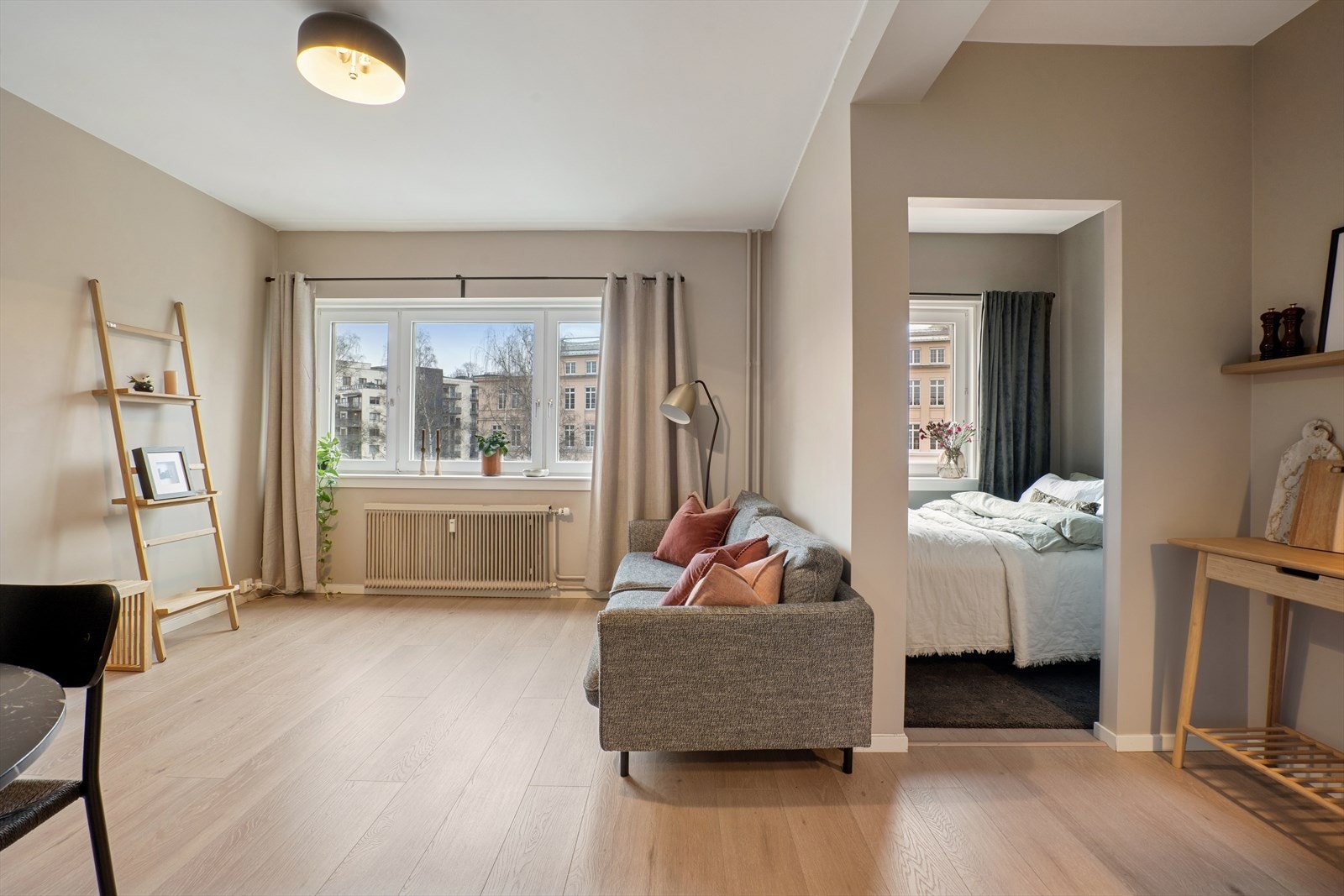 Leiligheten fremstår som svært luftig, med store vindusflater som slipper inn rikelig med dagslys Galleribilde