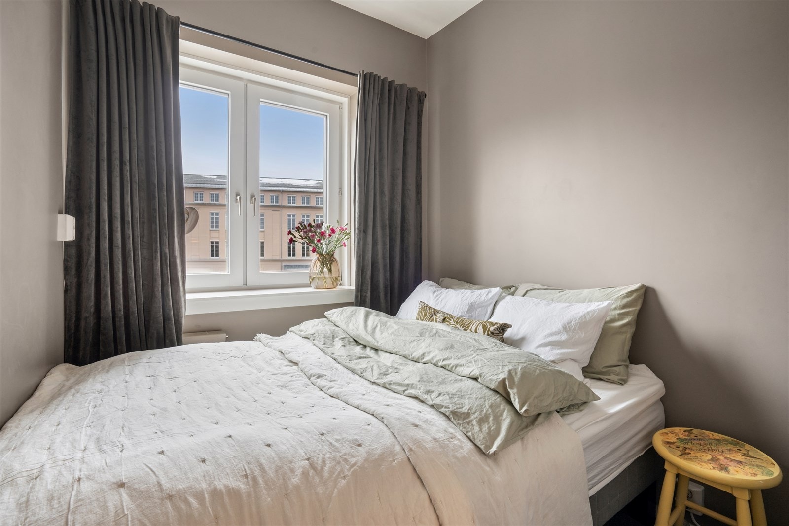 Alkove med god plass til dobbeltseng Galleribilde